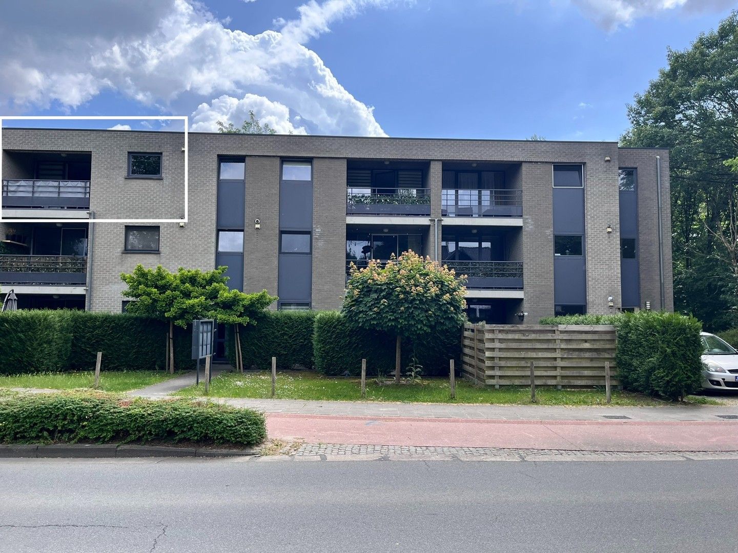 Appartement met 2 slaapkamers, terras en 2 private parkings in de ondergrondse parkeergarage foto {{pictureIndex}}