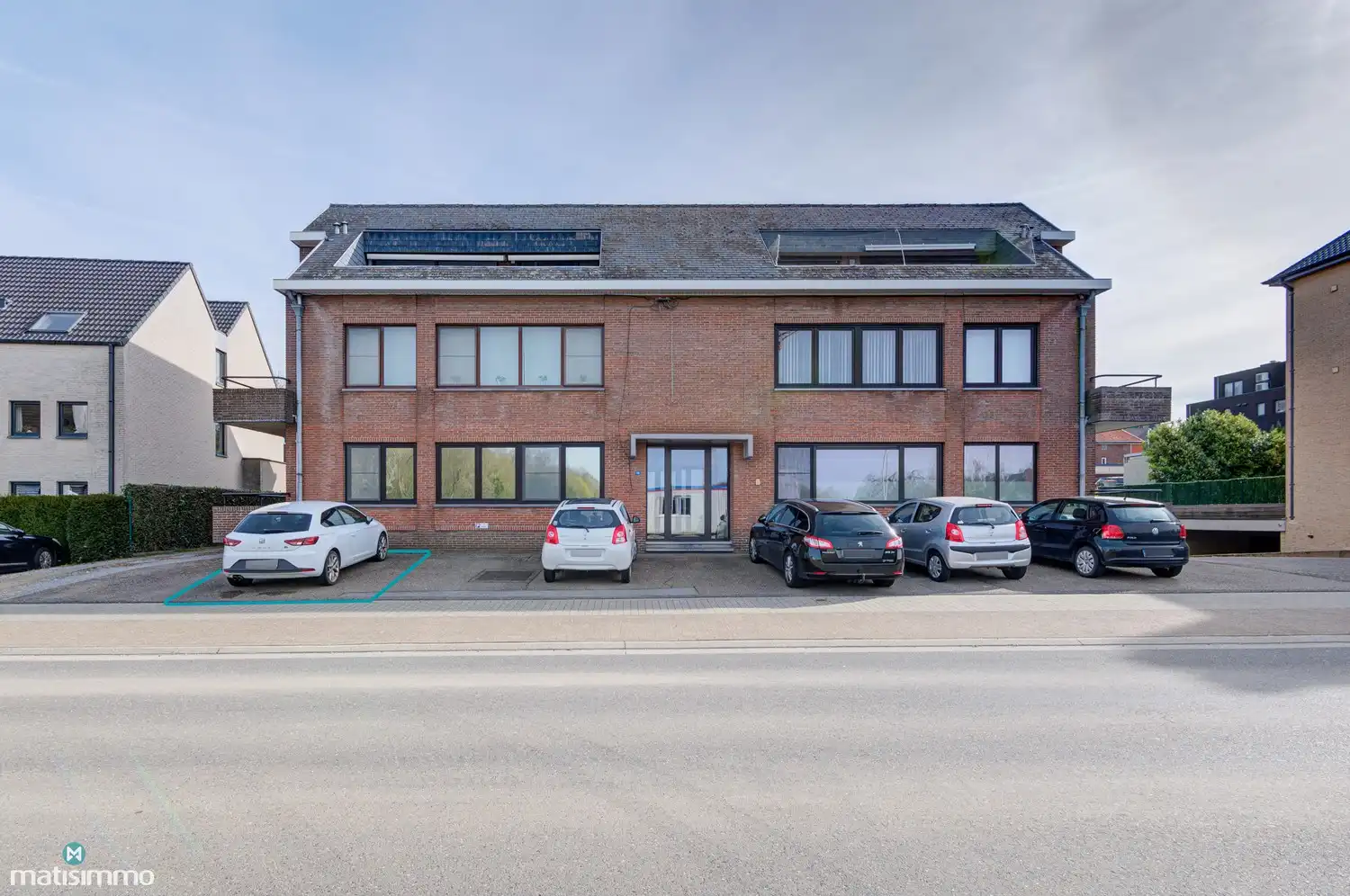 GELIJKVLOERS APPARTEMENT MET 2 SLAAPKAMERS, RUIME GARAGE, AUTOSTAANPLAATS EN KELDERBERGING TE LANAKEN foto {{pictureIndex}}