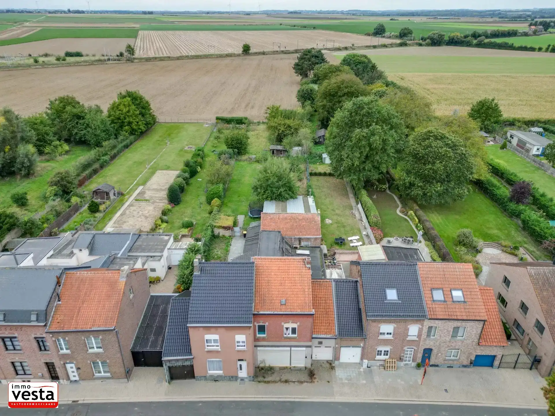 Handelspand met woonst op groot perceel foto 3