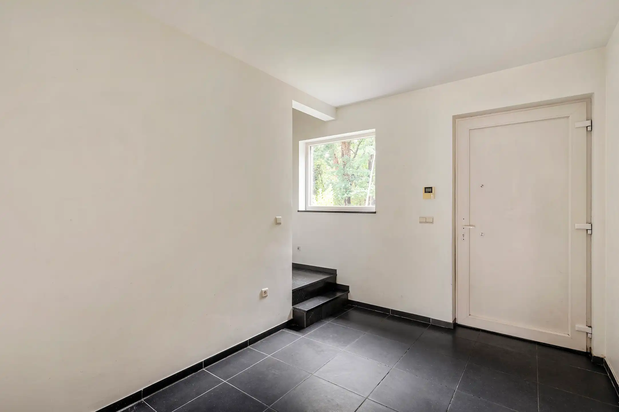 Ruime en lichtrijke gezinswoning met 3 slaapkamers, dressing bureau en aangename tuin foto 2