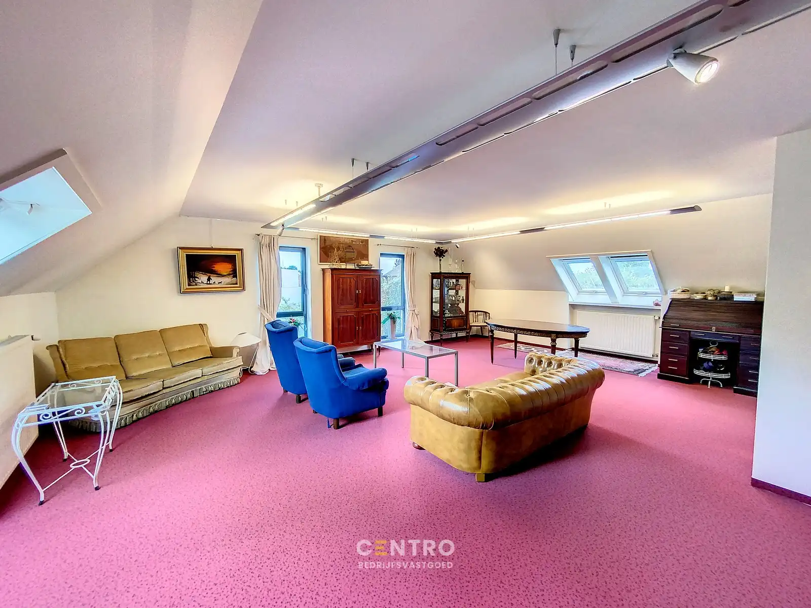 Ruim (430m²), multifunctioneel pand (bewoning, kantoor, praktijk, horeca, ...)  op ZICHTLOCATIE langs invalsweg Roeselare (vlakbij de ring R32). foto 21