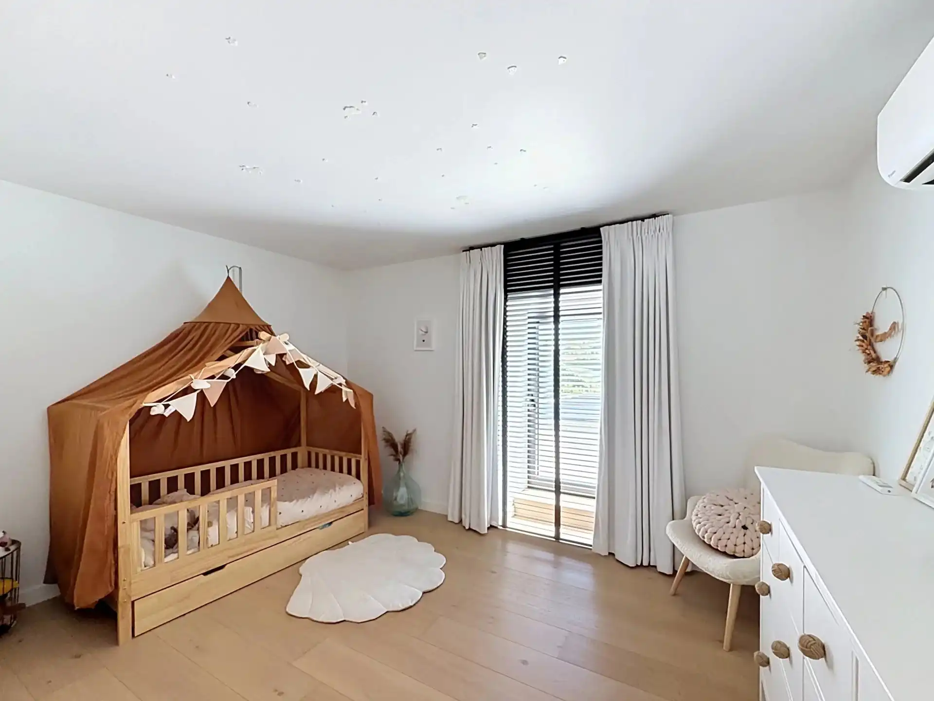 Zeer ruime villa voorzien van alle luxe met 3, mogelijk 5 slaapkamers en 2 badkamers foto 27