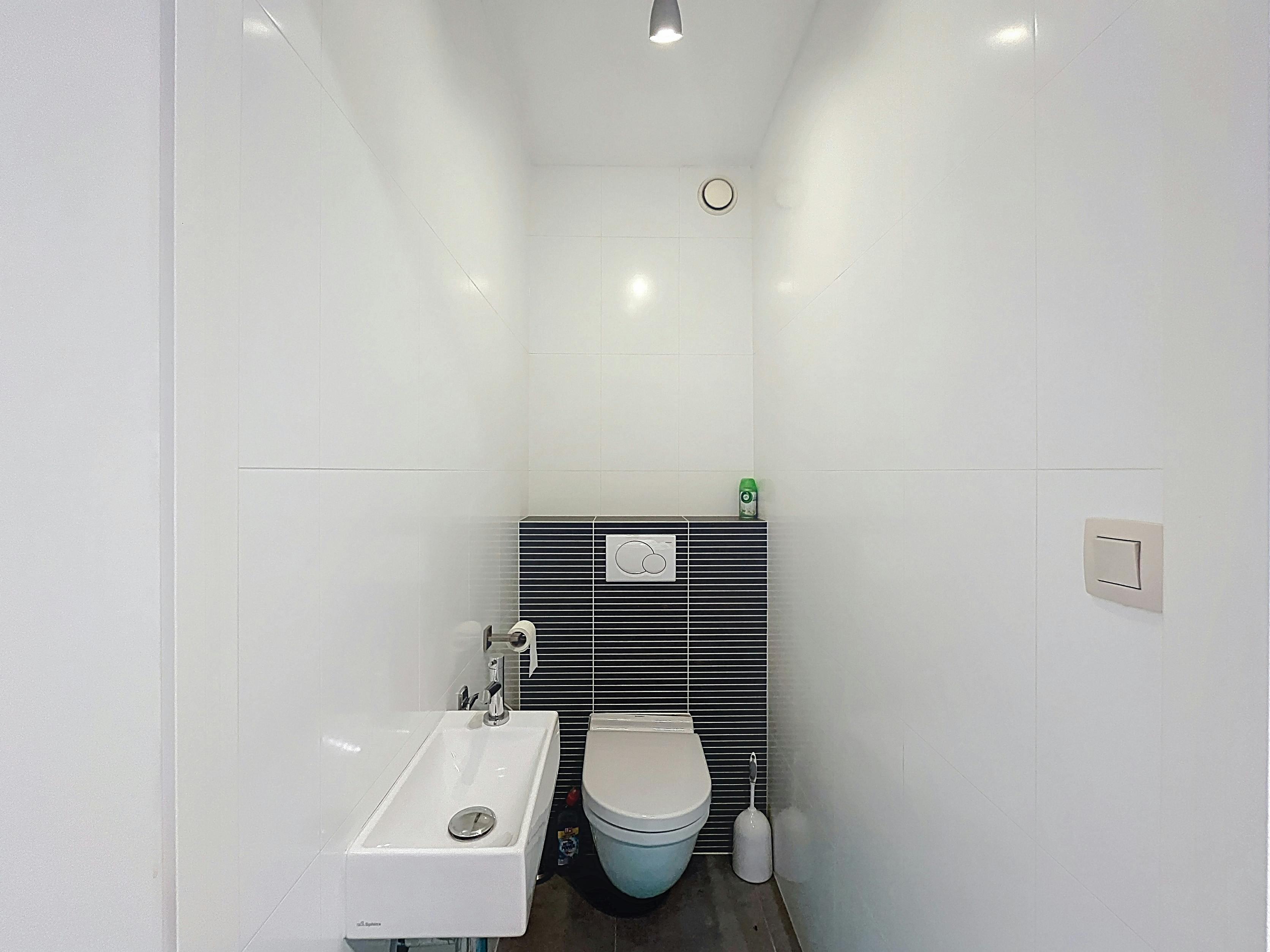 Instapklaar ruim appartement te koop aan de Markt in Eeklo  foto 8