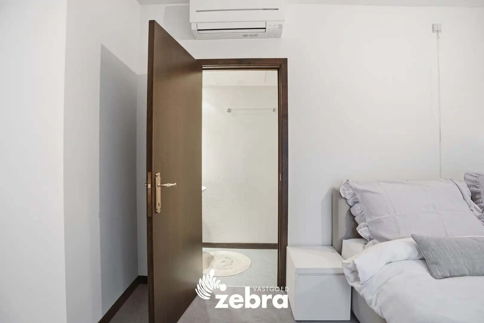 Stijlvolle, volledig gemeubelde karakterwoning in het centrum van Roeselare! foto 16