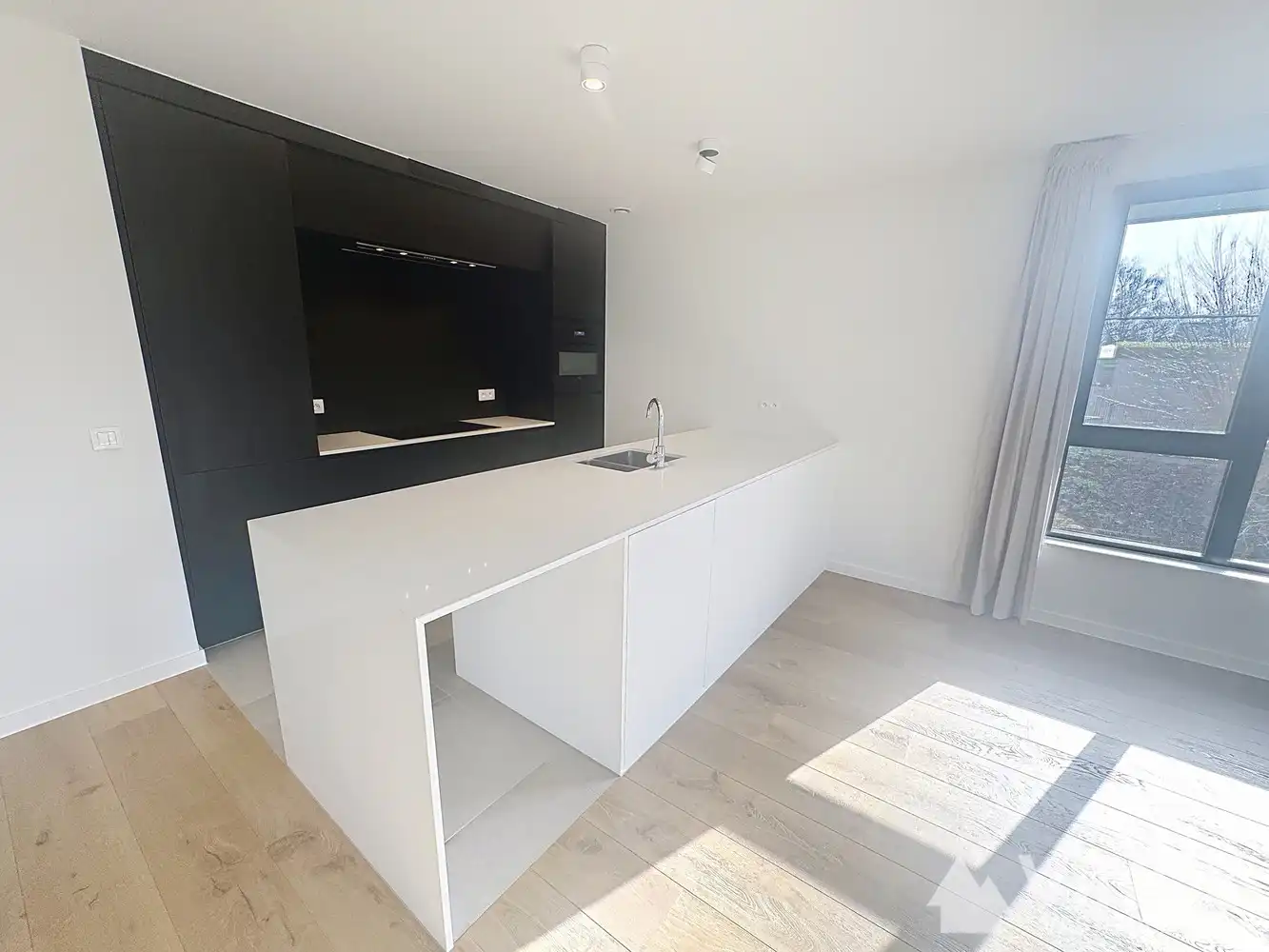 Modern appartement te huur met mooi uitzicht en veel lichtinval foto 3