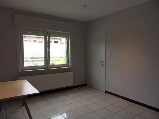 Rustig gelegen BUNGALOW, 2 slaapkamers / bureel, garage en tuin op 4 are 66 ca foto 11