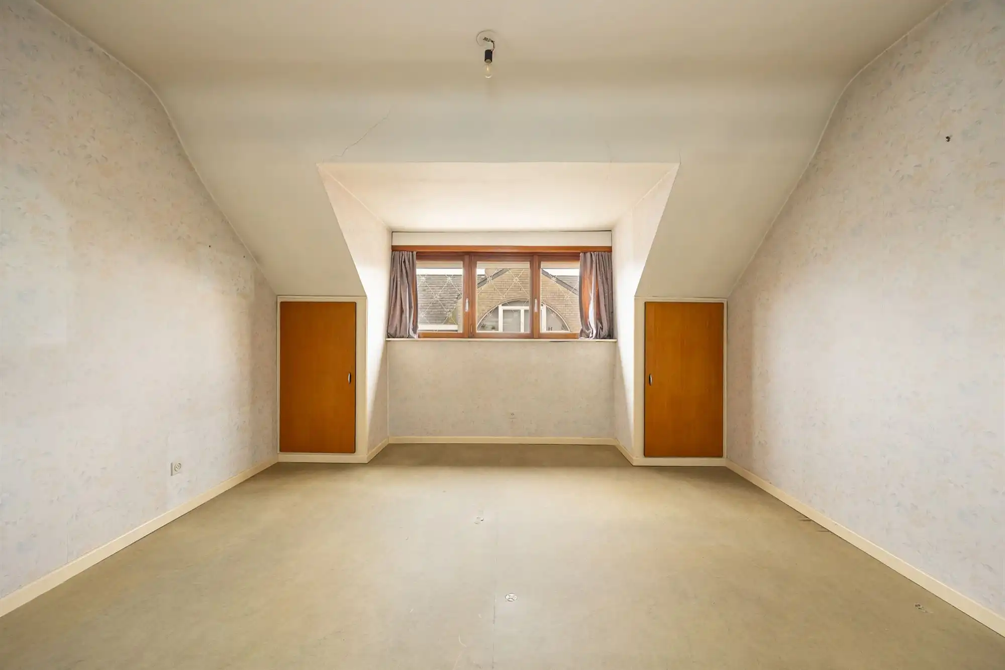 Te renoveren rijwoning met garage en tuin foto 14