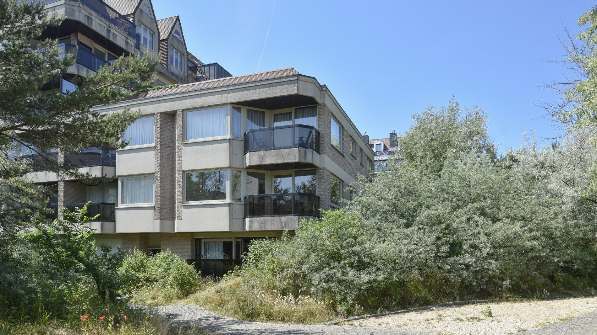 Prachtig gelegen appartement met zuidelijke oriëntatie, te midden van een groene omgeving, grenzend aan het Yzerpark, nabij de Dumortierlaan en het strand. Inpa foto 16