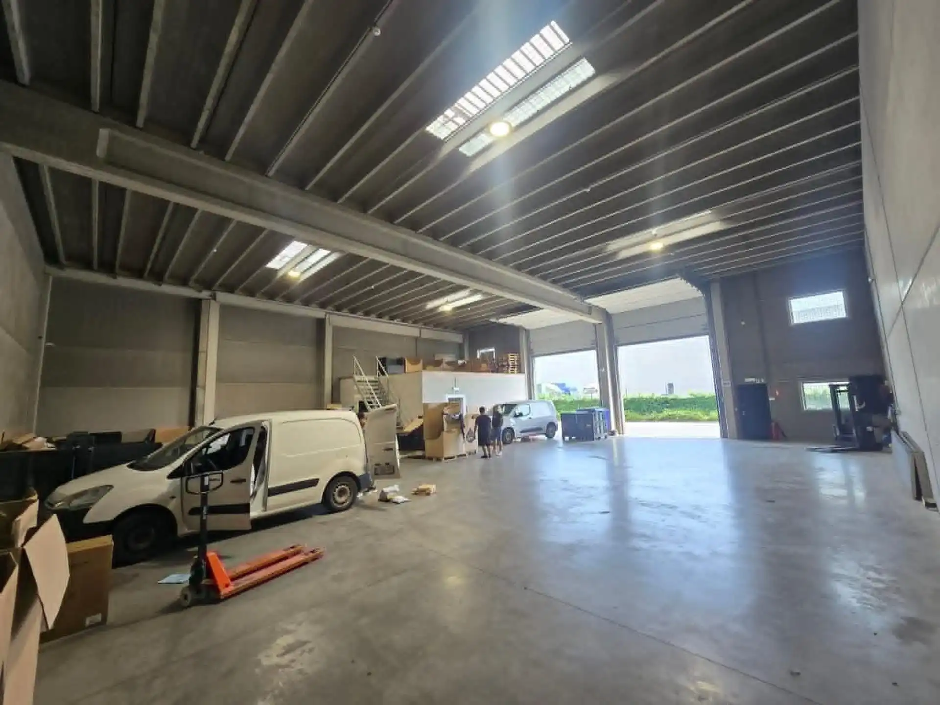 Magazijn van 400m² met 4 autostaanplaatsen foto 9