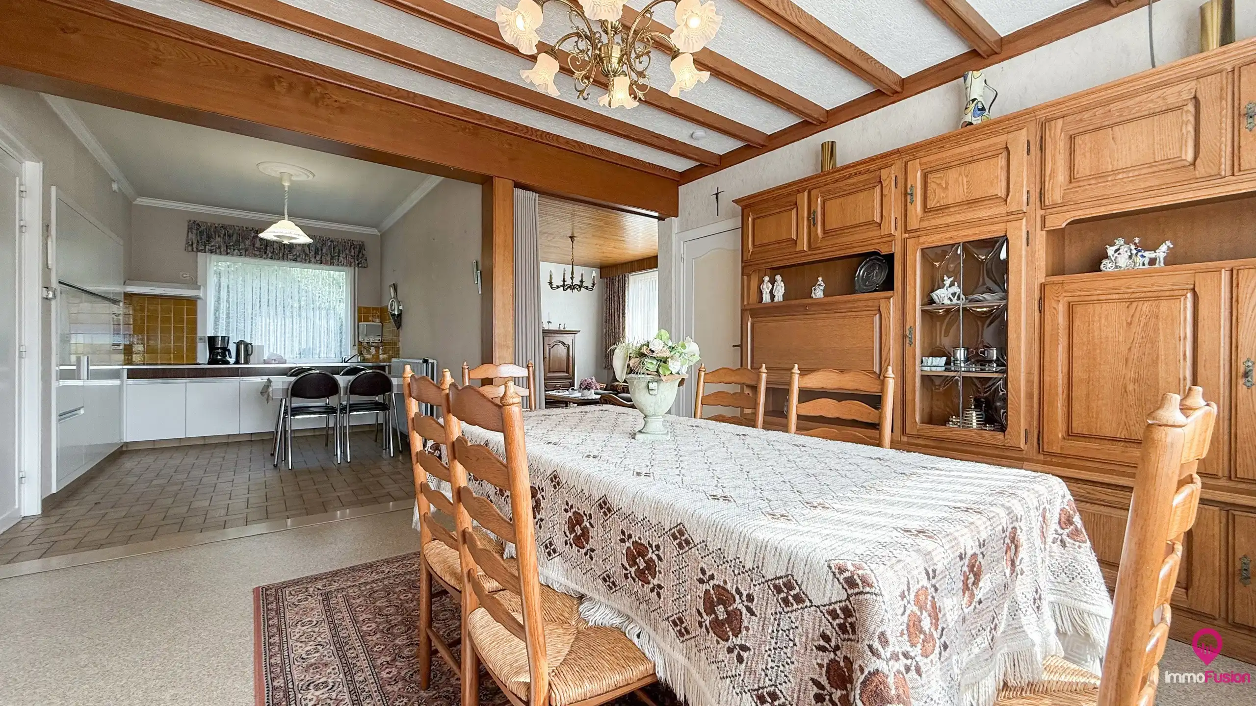 Rustig gelegen woning met dubbele garage, kelder en privacy! foto 8