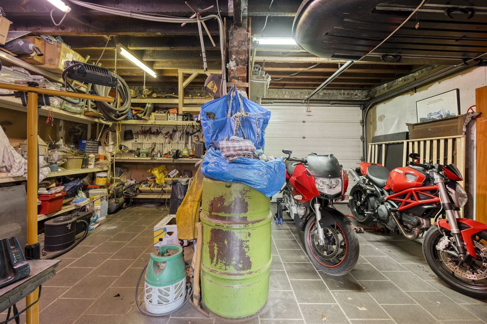 Charmante verborgen parel met tuin en garages foto 19
