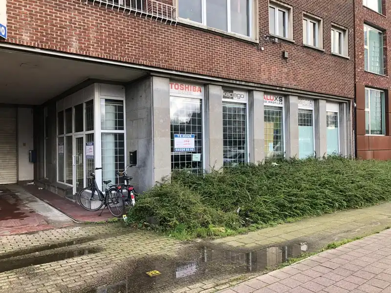 Gelijkvloerse winkelruimte van +/- 136 m² op uitermate centrale ligging in de onmiddellijke nabijheid van grote verbindingswegen. Algemene onkosten : € 100/mnd.
Beschikbaarheid overeen te komen. foto 2