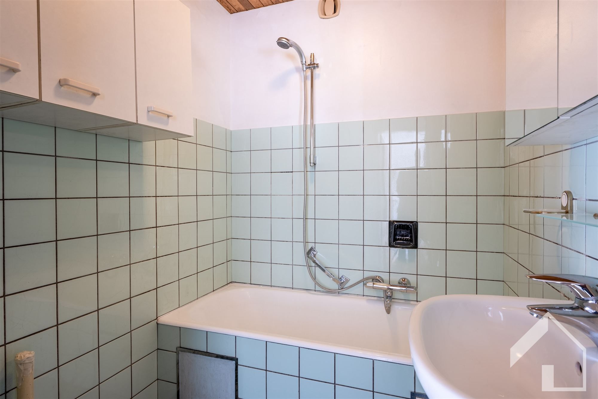 Ruim op te frissen 3-slaapkamerappartement met garage  foto 10