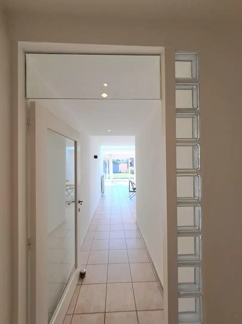 Lichtrijk gelijkvoers appartement met tuin en 2 slaapkamers en garage foto 3