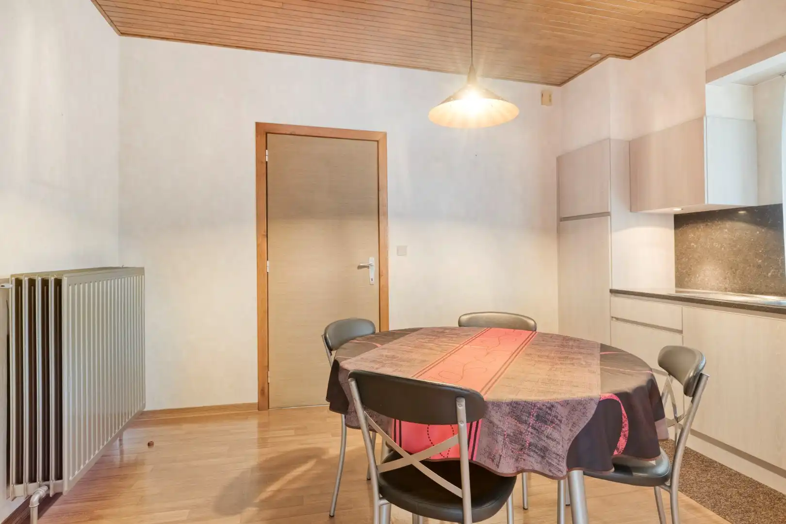 Goed onderhouden gelijkvloers woning op een rustige locatie. foto 9