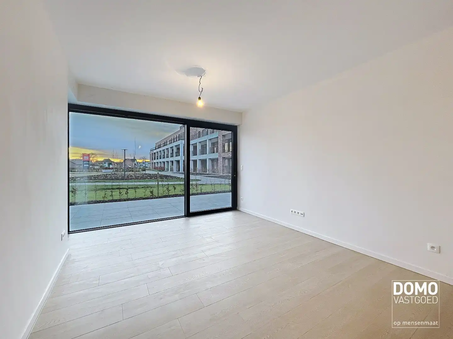 RUIM TWEE SLAAPKAMER APPARTEMENT MET TERRAS, LIFT EN AUTOSTANDPLAATS IN CENTRUM KERMT foto 2