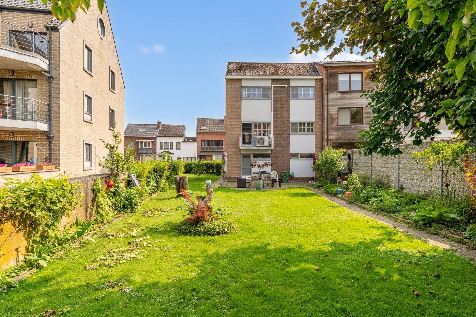 Halfopen bebouwing met garage en mooie tuin in Tongeren centrum foto 3