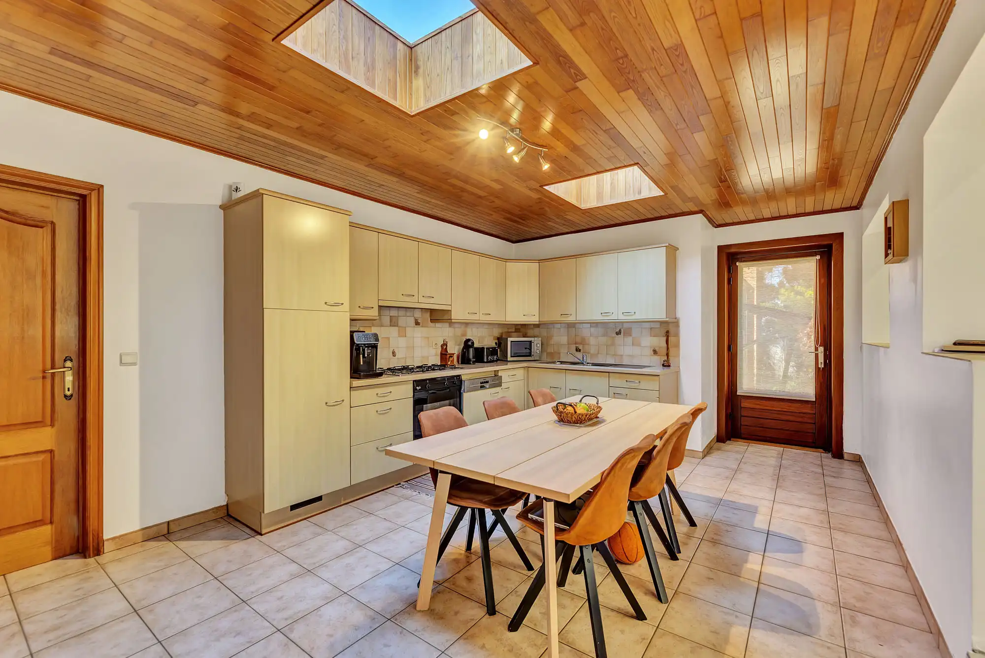 Goed onderhouden woning met garage foto 11