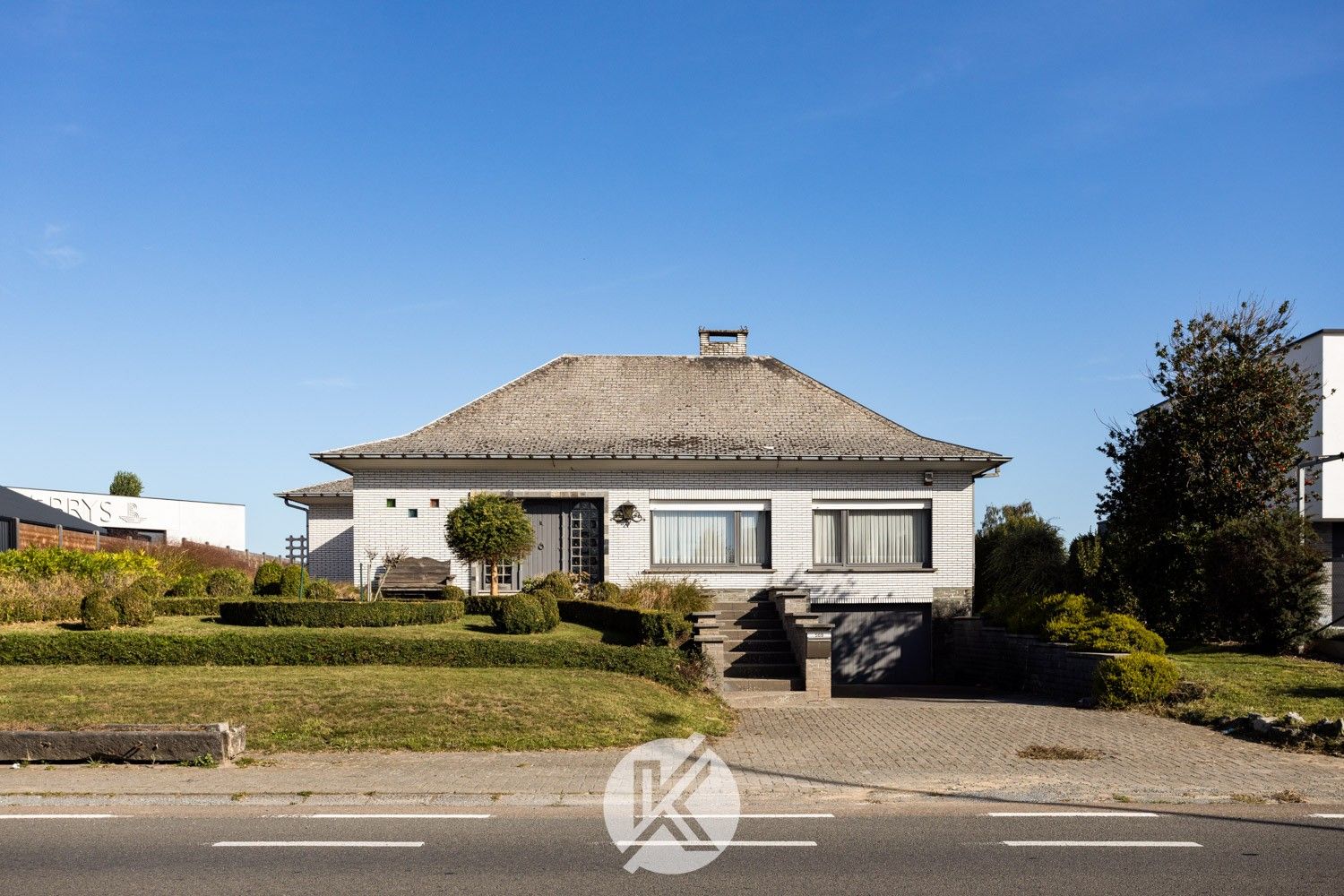 Robuuste, tijdloze villa met veel potentieel foto 28