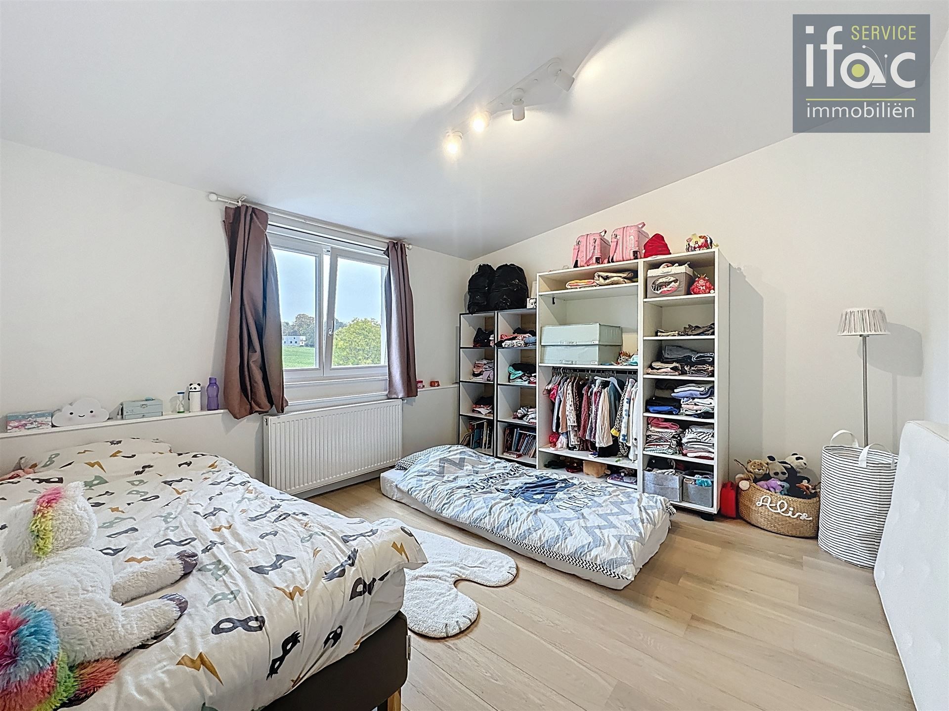 Fantastisch gerenoveerde rijwoning met 4 slaapkamers foto 8