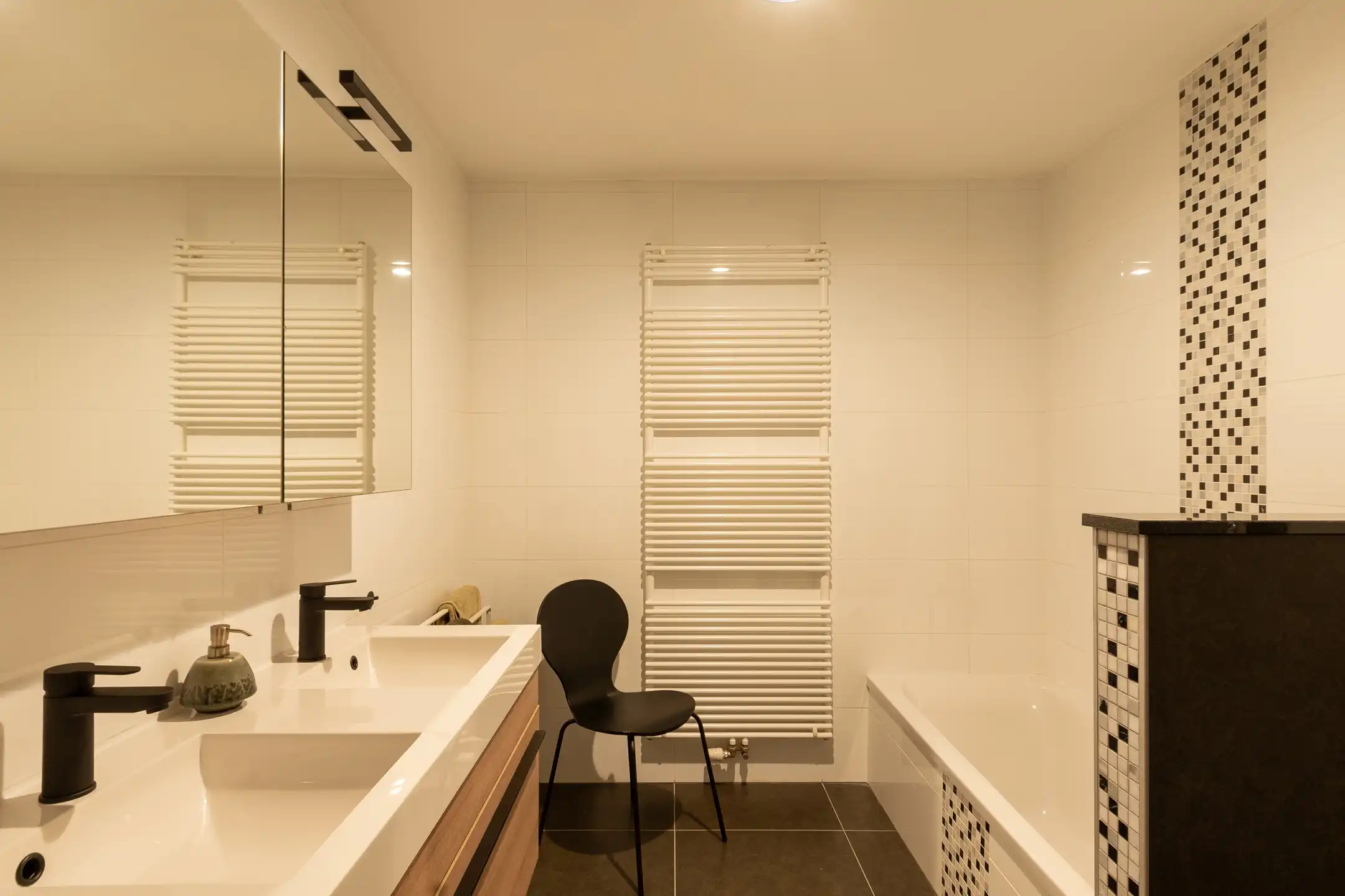 Prachtig GLVLappartement met tuin & 2 autostaanplaatsen foto 14