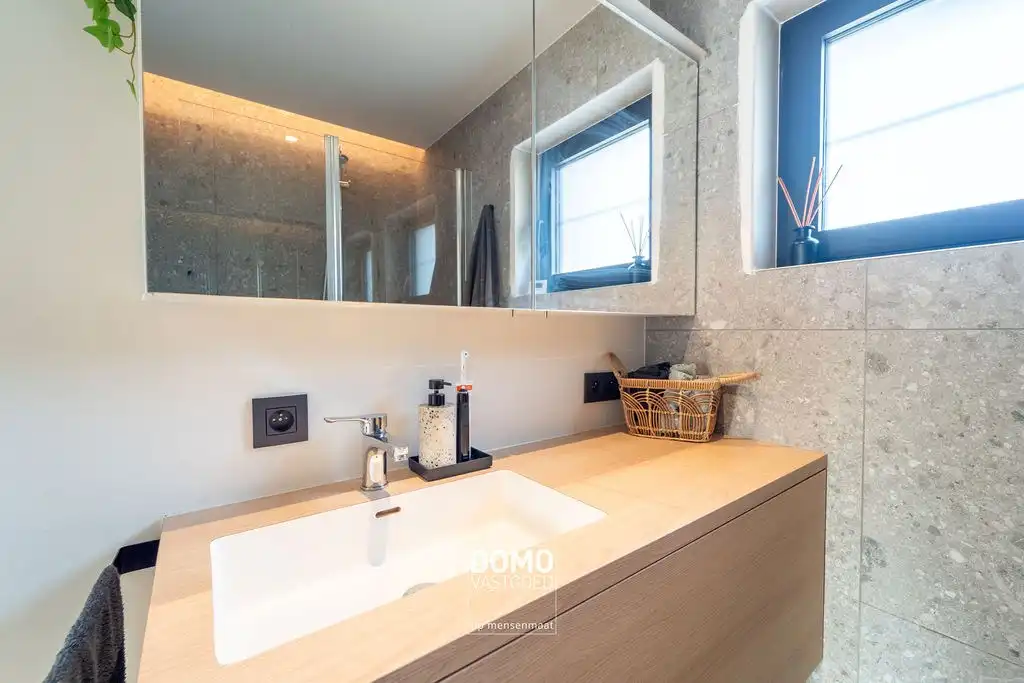 VOLLEDIG GERENOVEERDE OPEN BEBOUWING MET 4 SLAAPKAMERS EN GARAGE foto 17