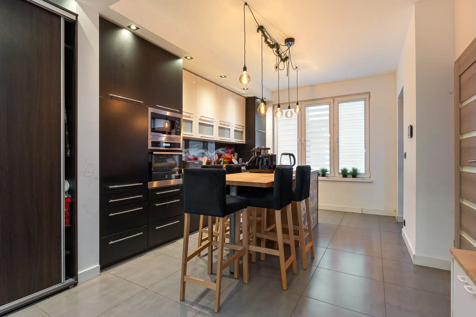 Instapklare gezinswoning met tuin in doodlopende straat! foto 6