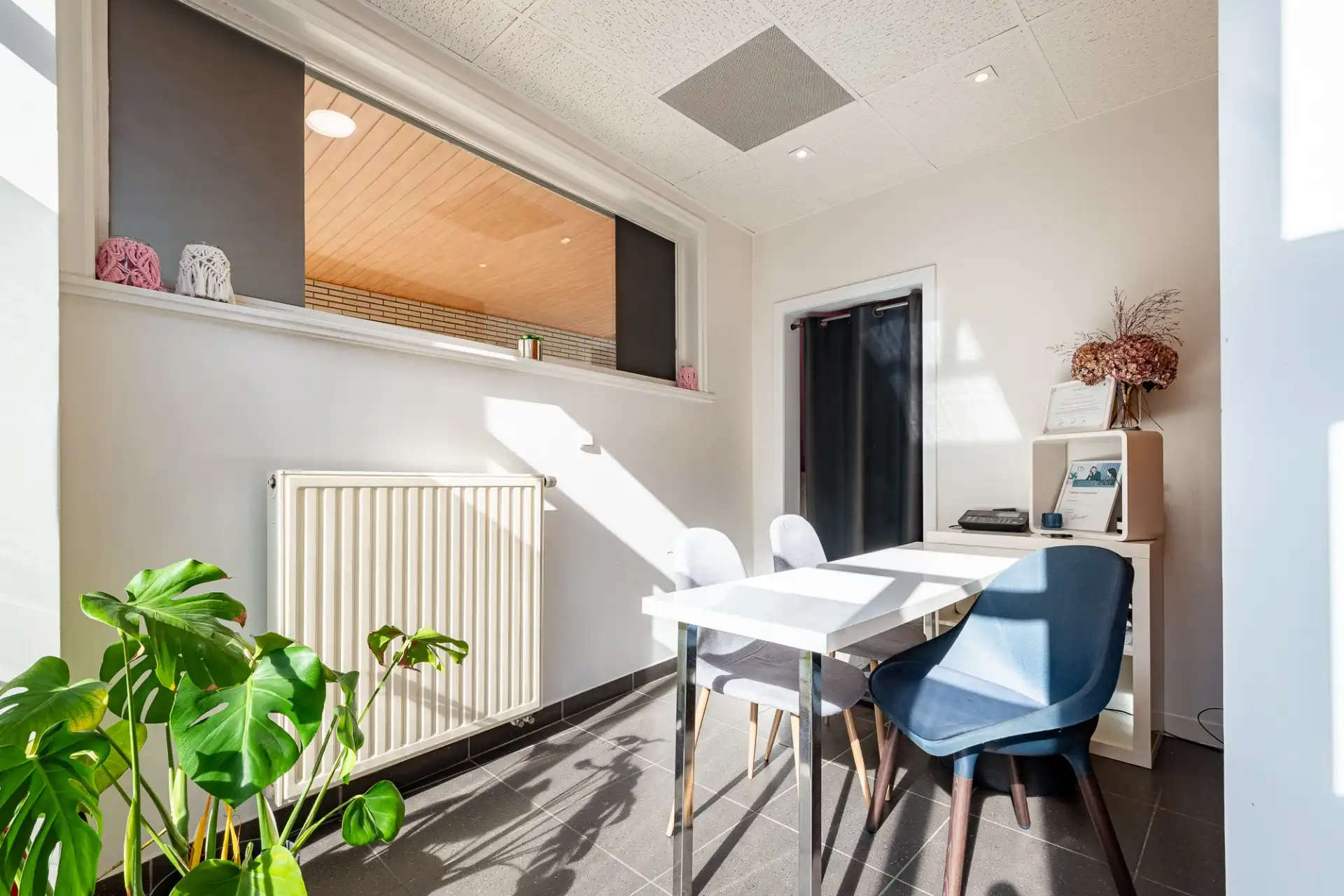 Handelsgelijkvloers en appartement op toplocatie te Tielt foto {{pictureIndex}}