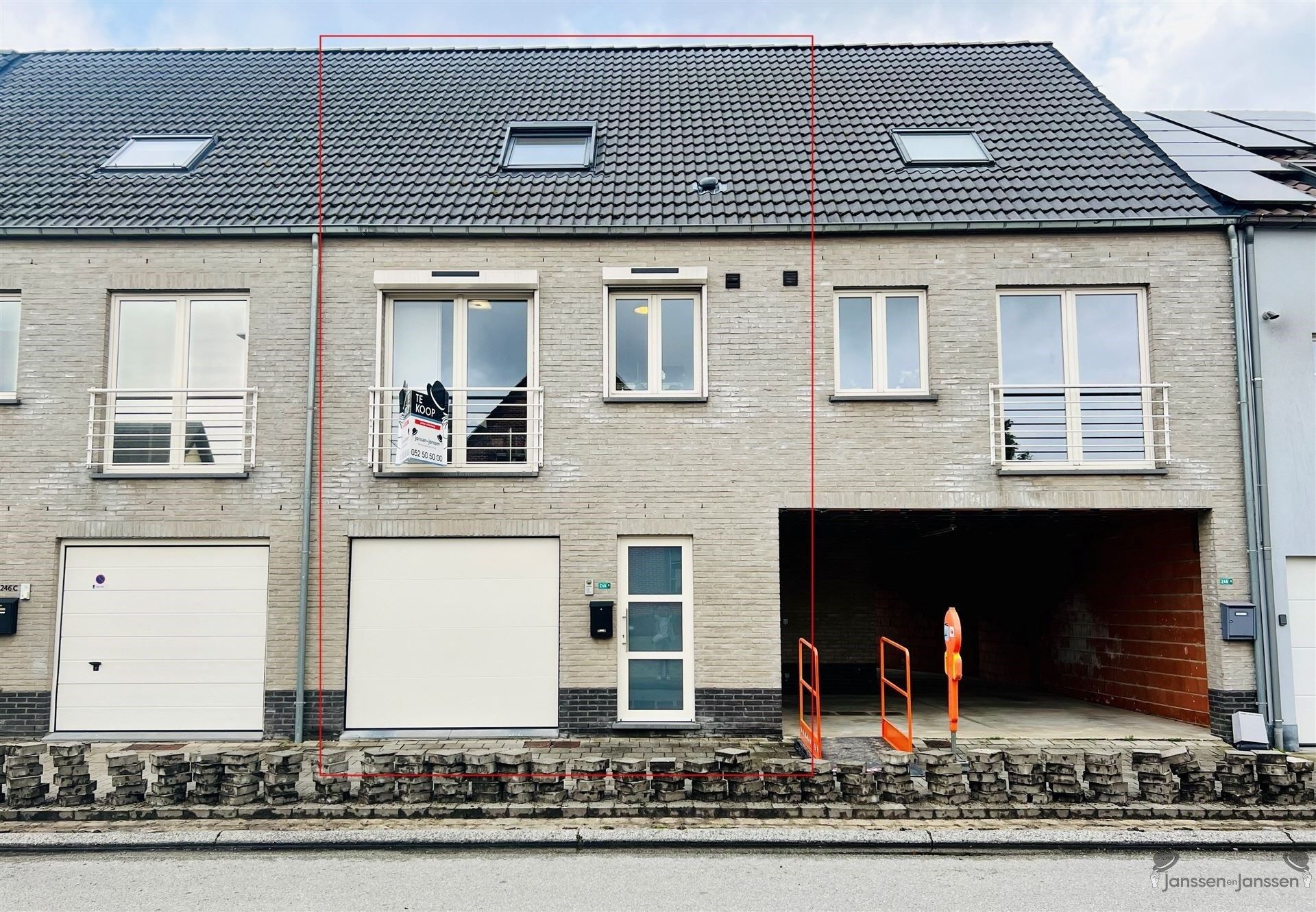 Gesloten bebouwing met inpandige garage en tuin foto 19