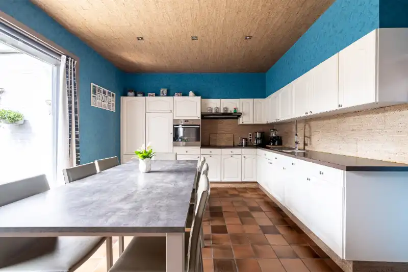 Woning met brede oprit en dubbele garage foto 15