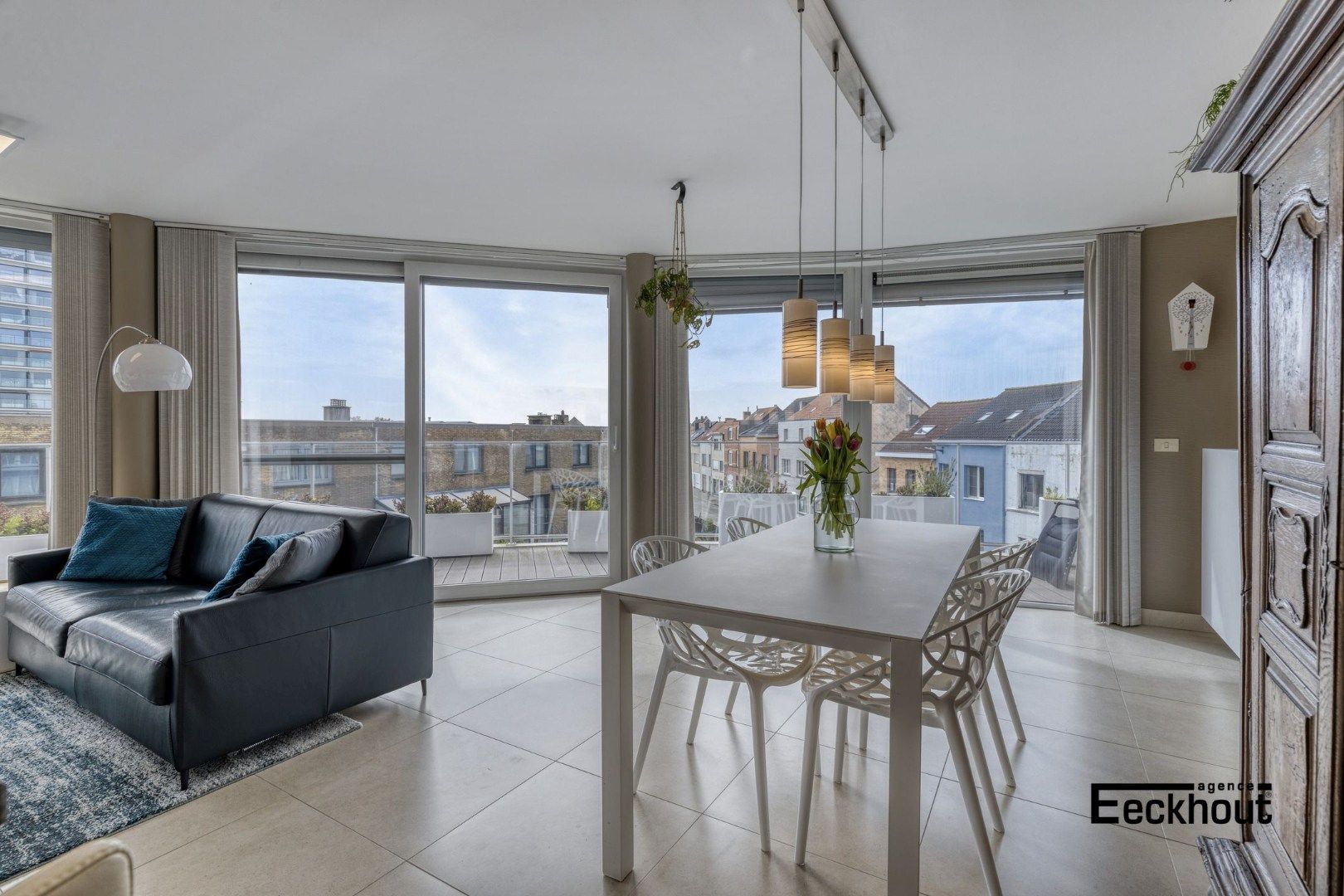 Instapklaar & modern 3 slaapkamer-appartement met zéér ruim zonneterras (45m²) te Bredene-Duinen! foto {{pictureIndex}}