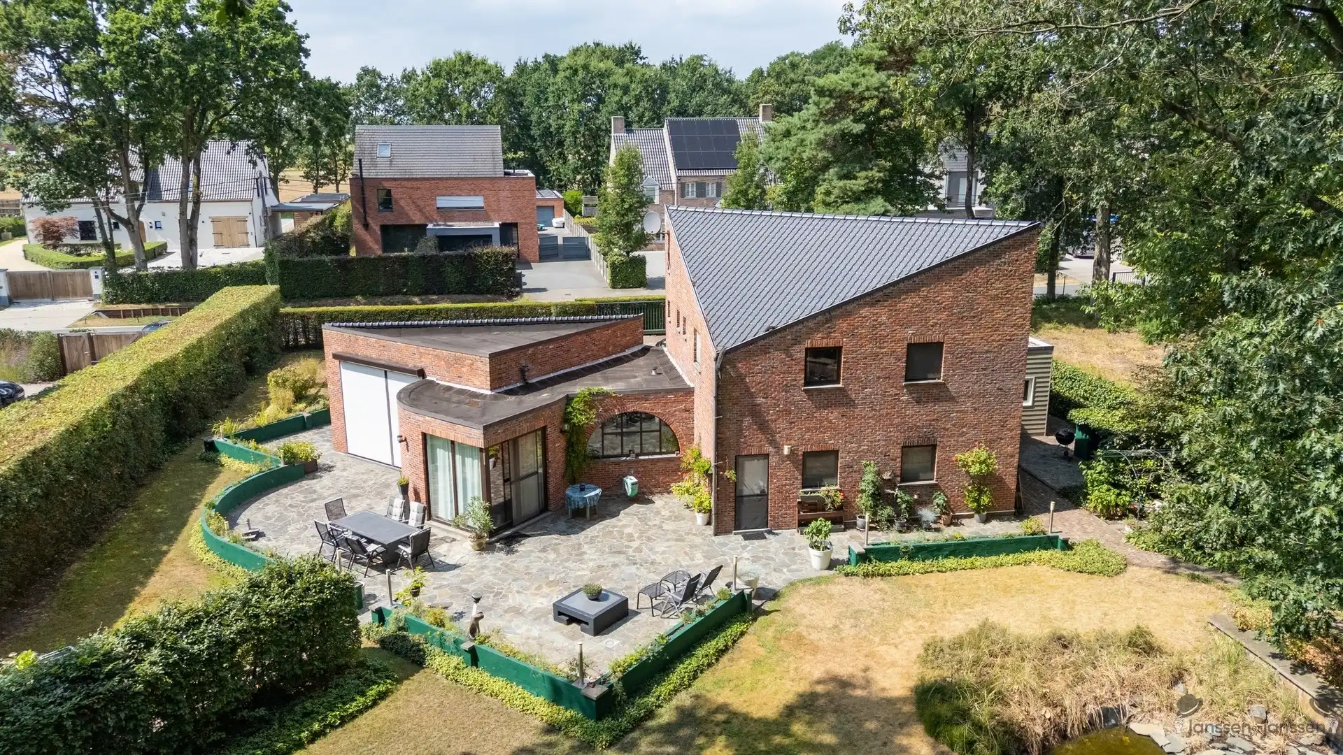 Architecturale woning met 4 slaapkamers op een royaal perceel van 2.012 m² foto 2