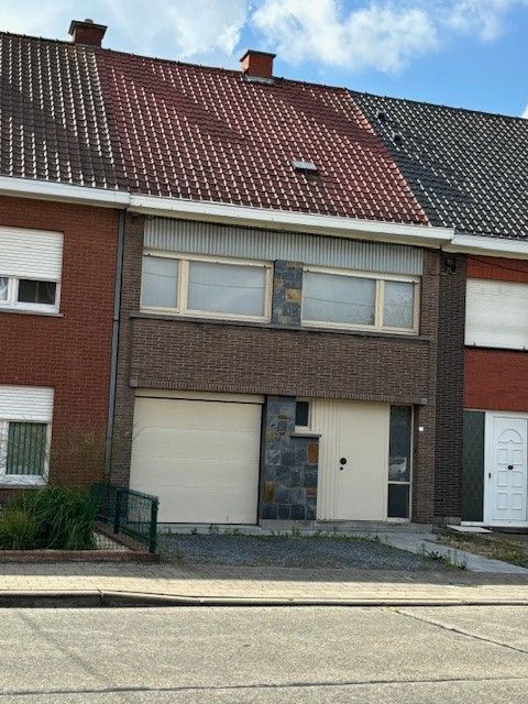 Centraal gelegen, te moderniseren woning met tuin, garage en 3 slaapkamers (meer kamers mogelijk op ruime zolder). foto 1