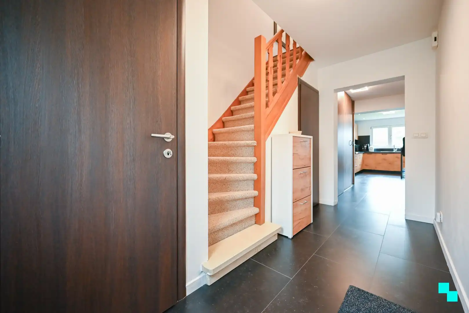 Instapklare, gerenoveerde woning met achteruitgang te Izegem foto 4