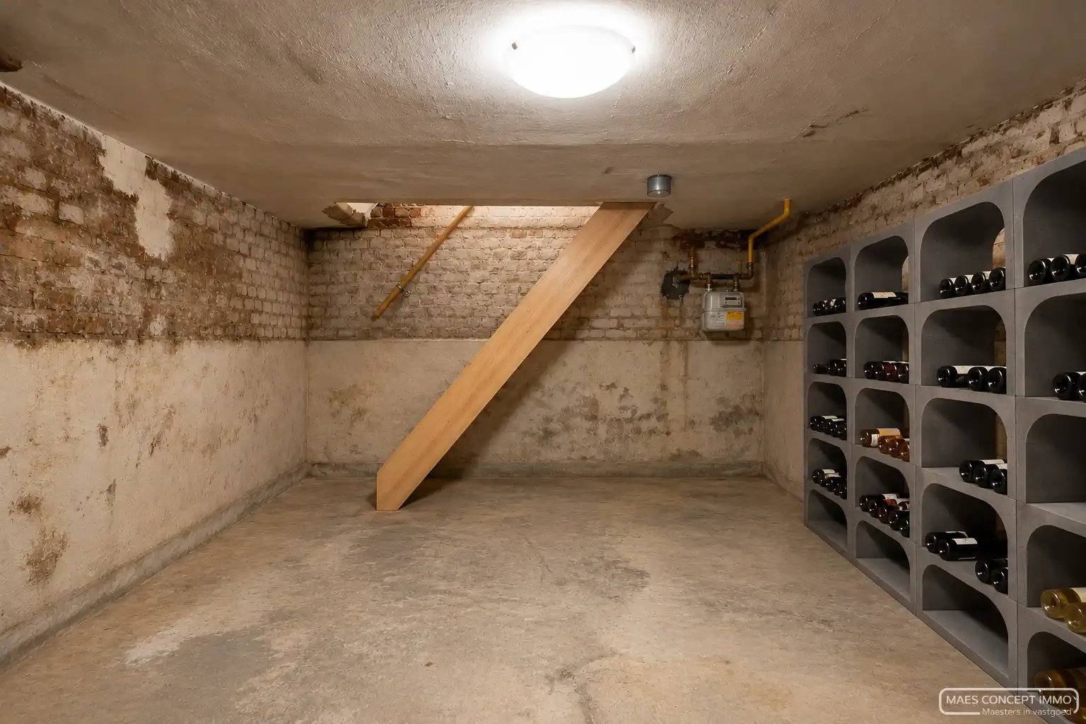 Instapklare, gerenoveerde woning met ruime garage in hartje Kortrijk foto 9