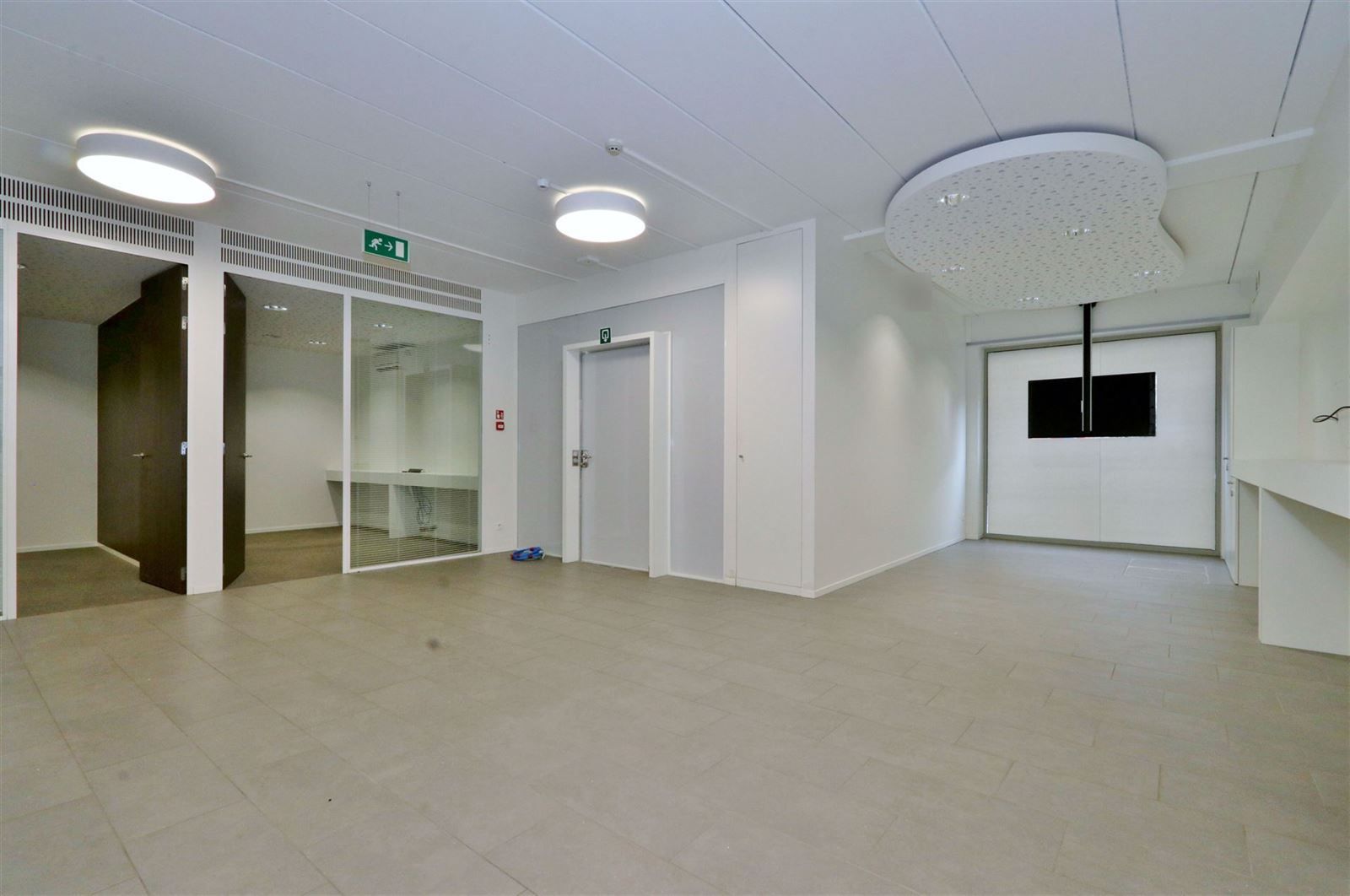 Handelsgelijkvloers te centrum Dworp foto 3