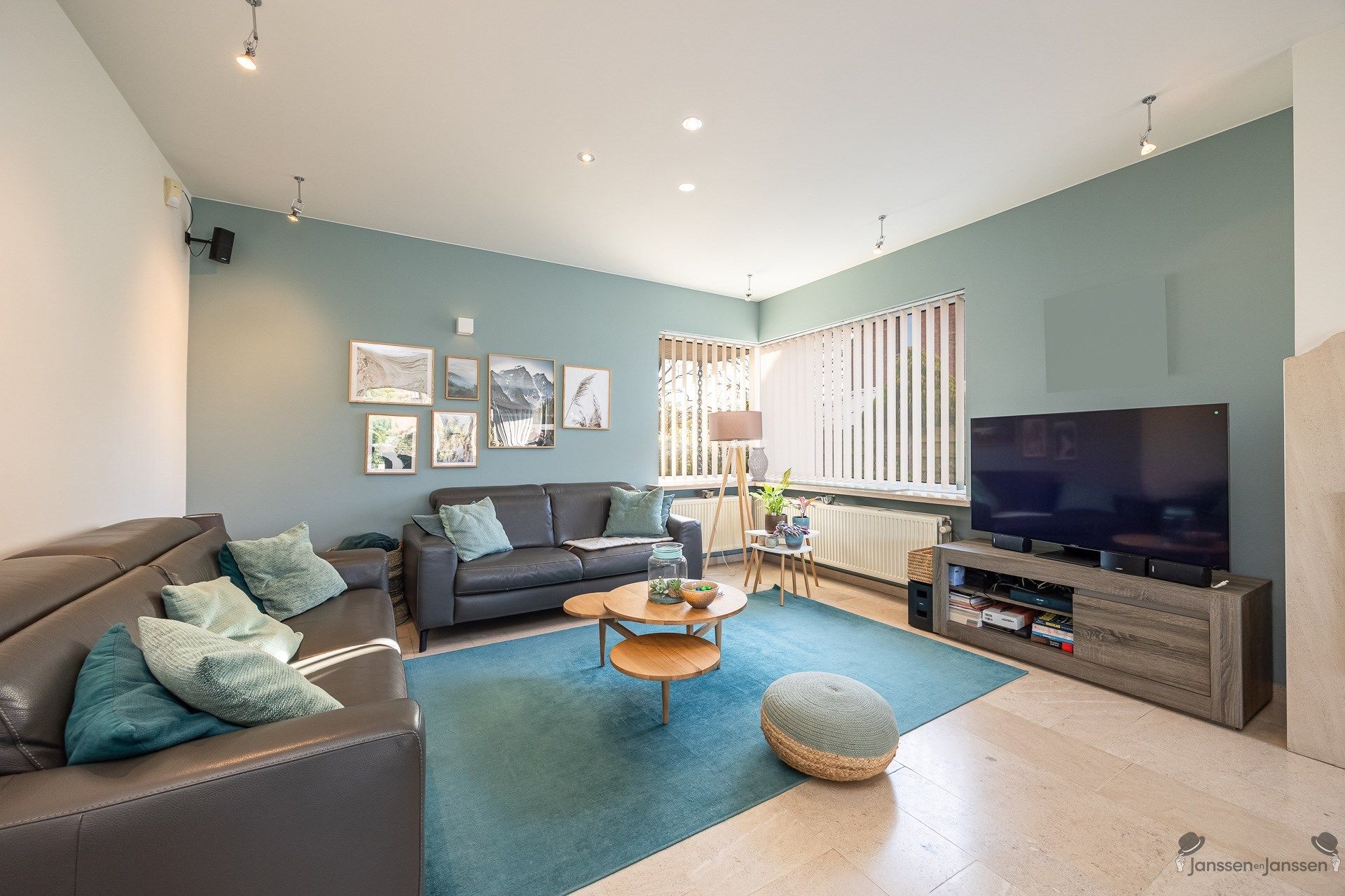 Ruime woning met vijf slaapkamers, vijver en zwembad op 977 m². foto 7