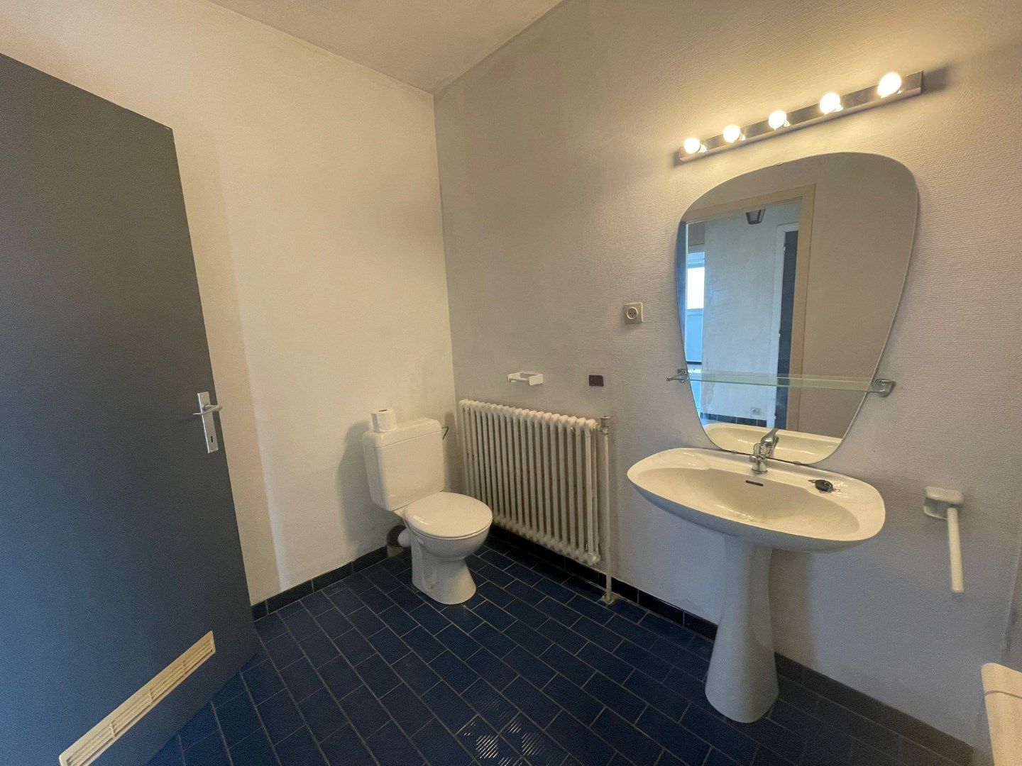 Te vernieuwen hoekappartement met terras in rustige straat in het hartje van Sint-Kruis. foto 11