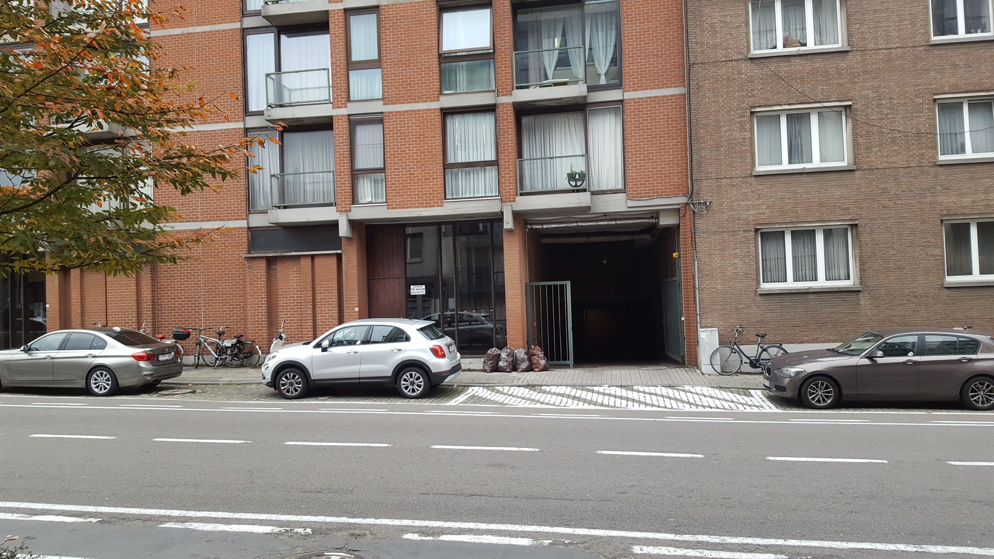 Garage te huur foto {{pictureIndex}}