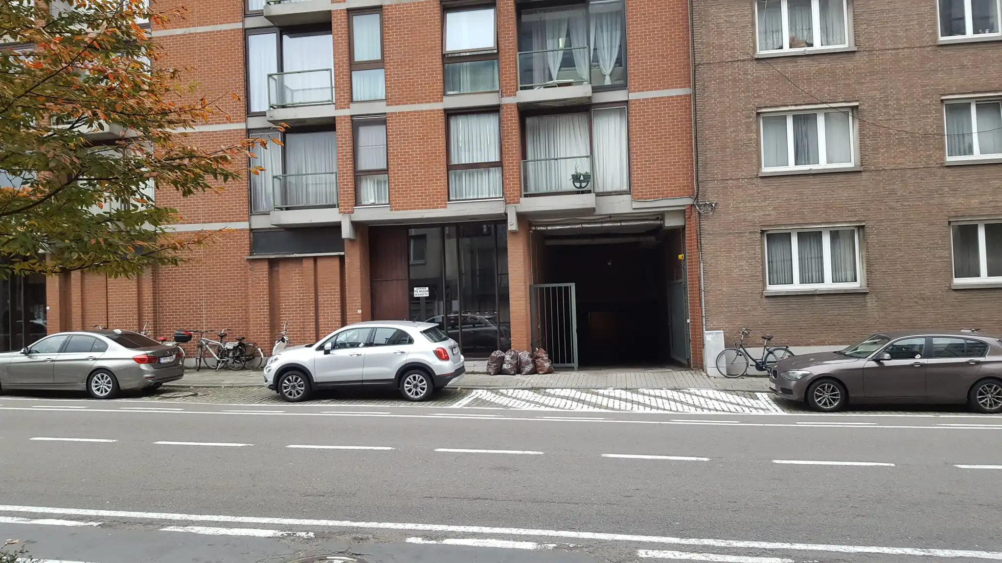 Garage te huur foto {{pictureIndex}}