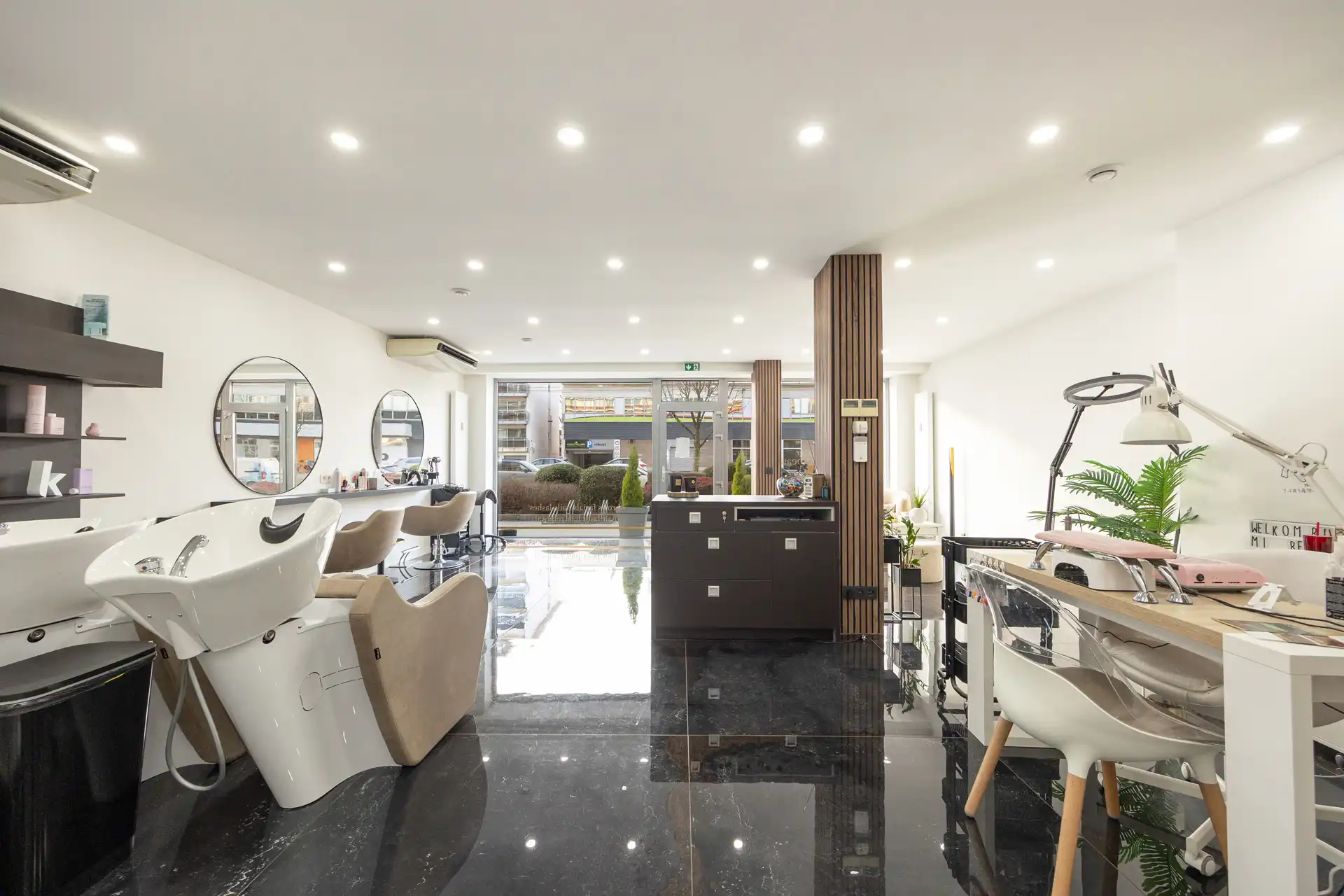 Volledig gerenoveerd beautysalon/kapsalon met 2 parkings foto 6