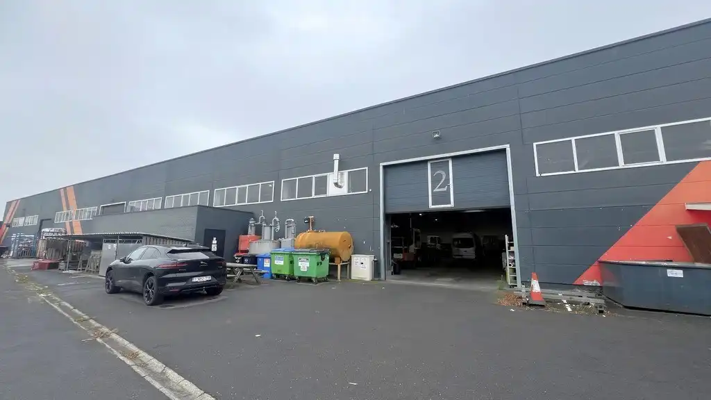 Magazijn met rolbrug en kantoren nabij N47 in Zele foto 22