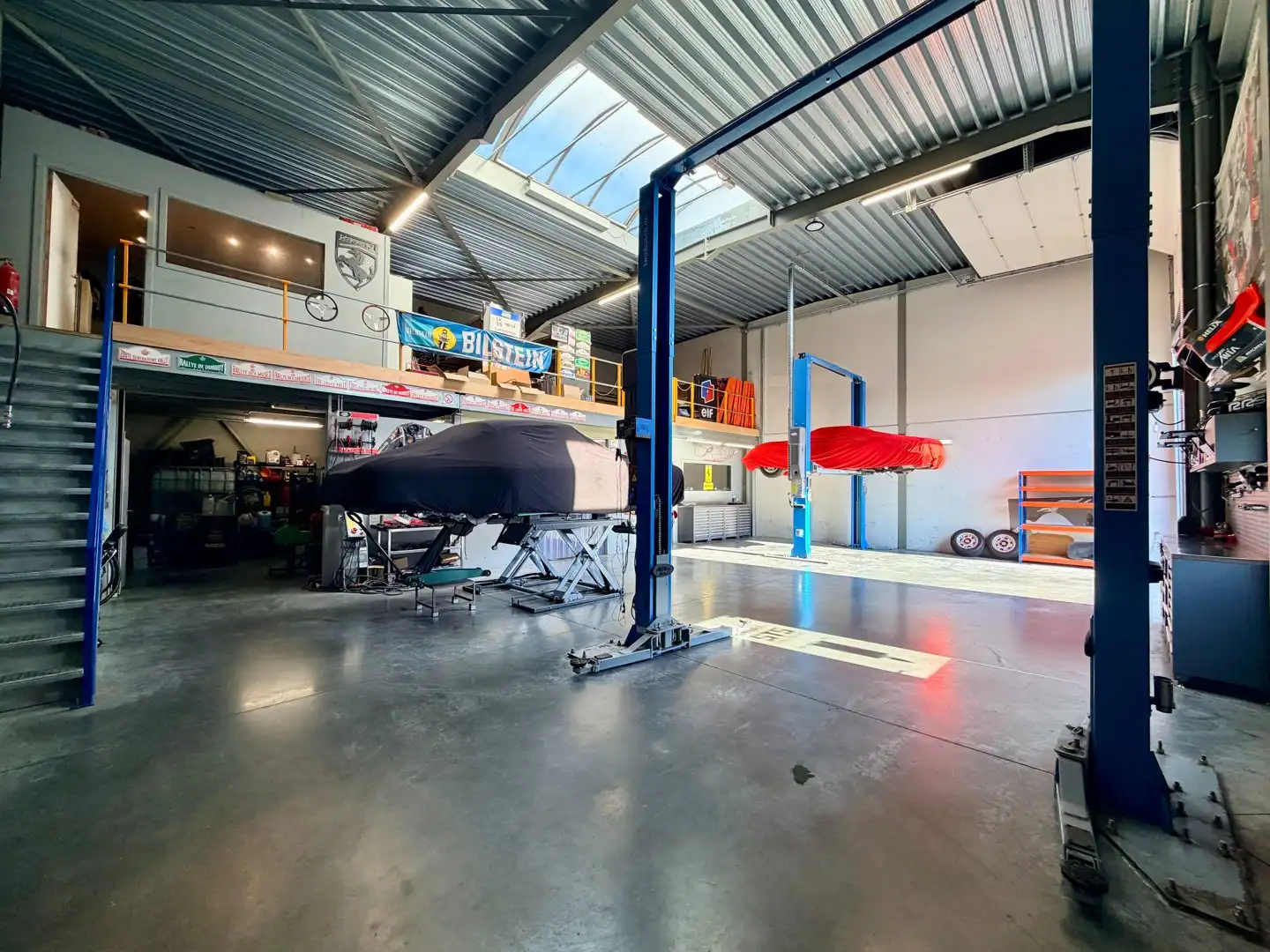 Ruime loods met parkeerplaats te Wielsbeke! foto 4