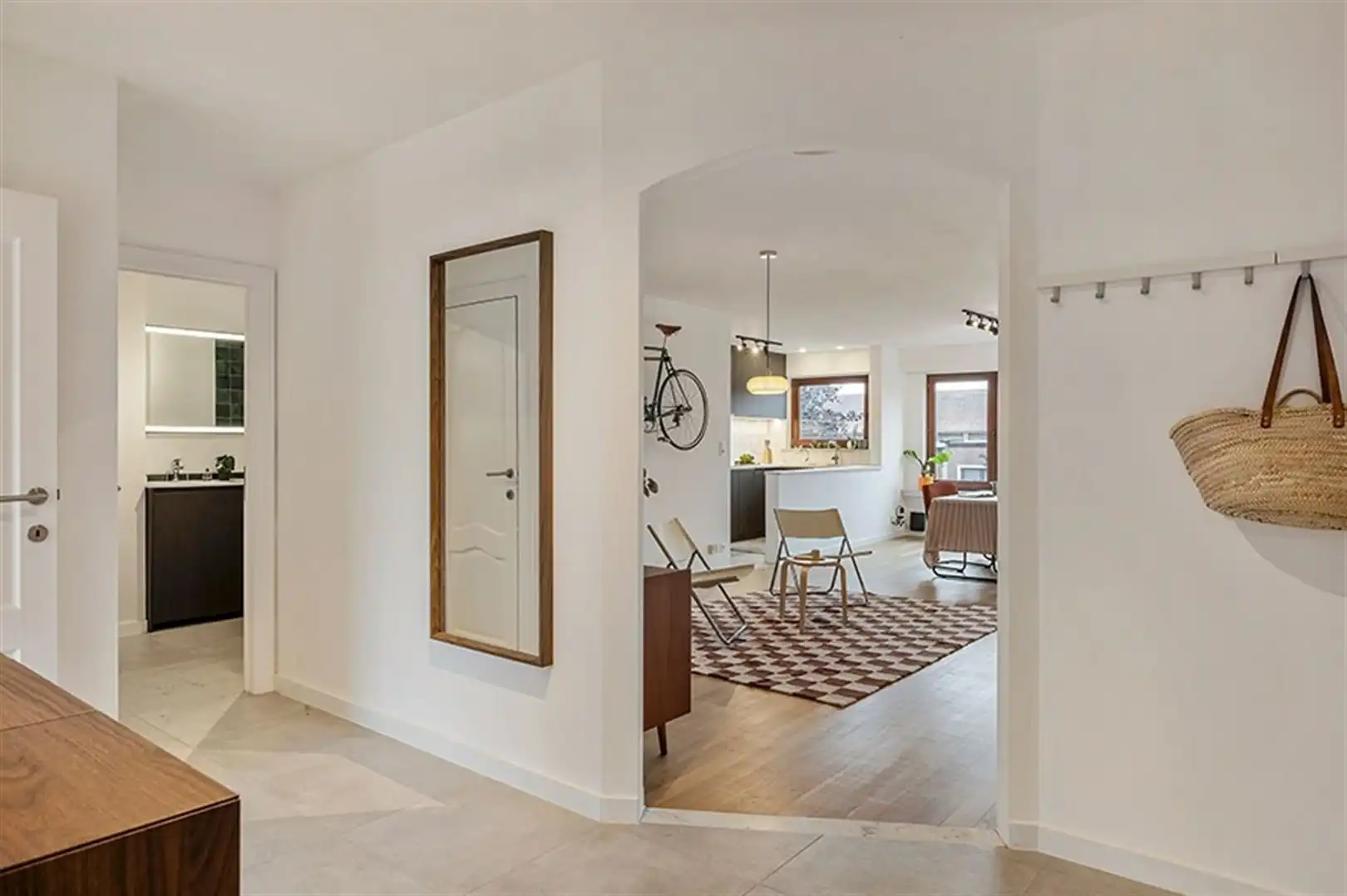 Instapklaar appartement met 2 grote slaapkamers, terras en garagebox foto 10