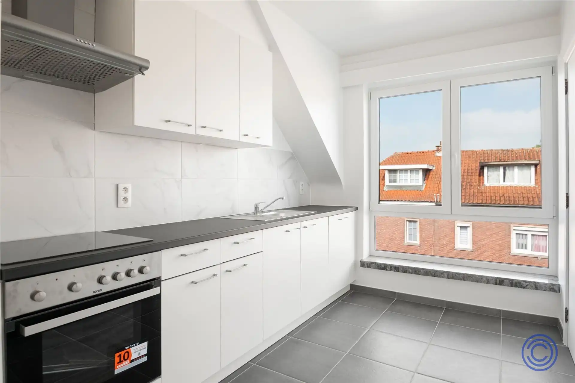 Volledig gerenoveerd 2-slp appartement met zonnig terras! foto 11