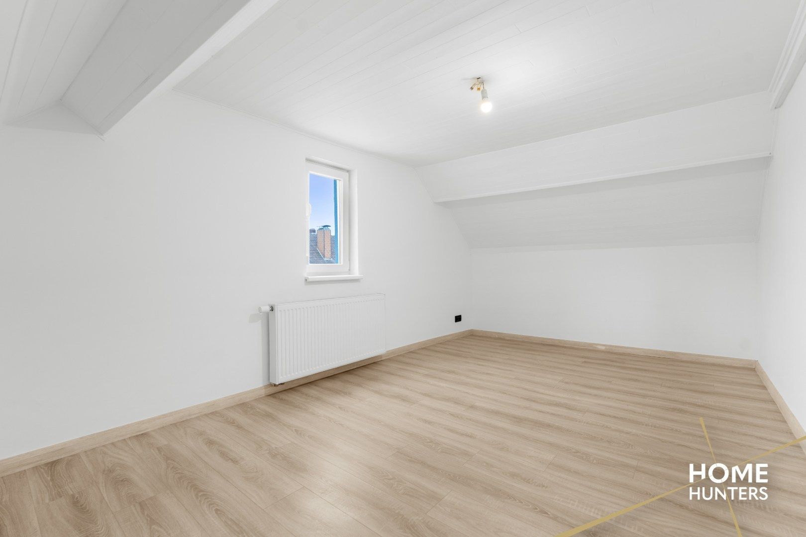 Gerenoveerde woning met 3 slaapkamers, zonnige tuin en een garage foto 20