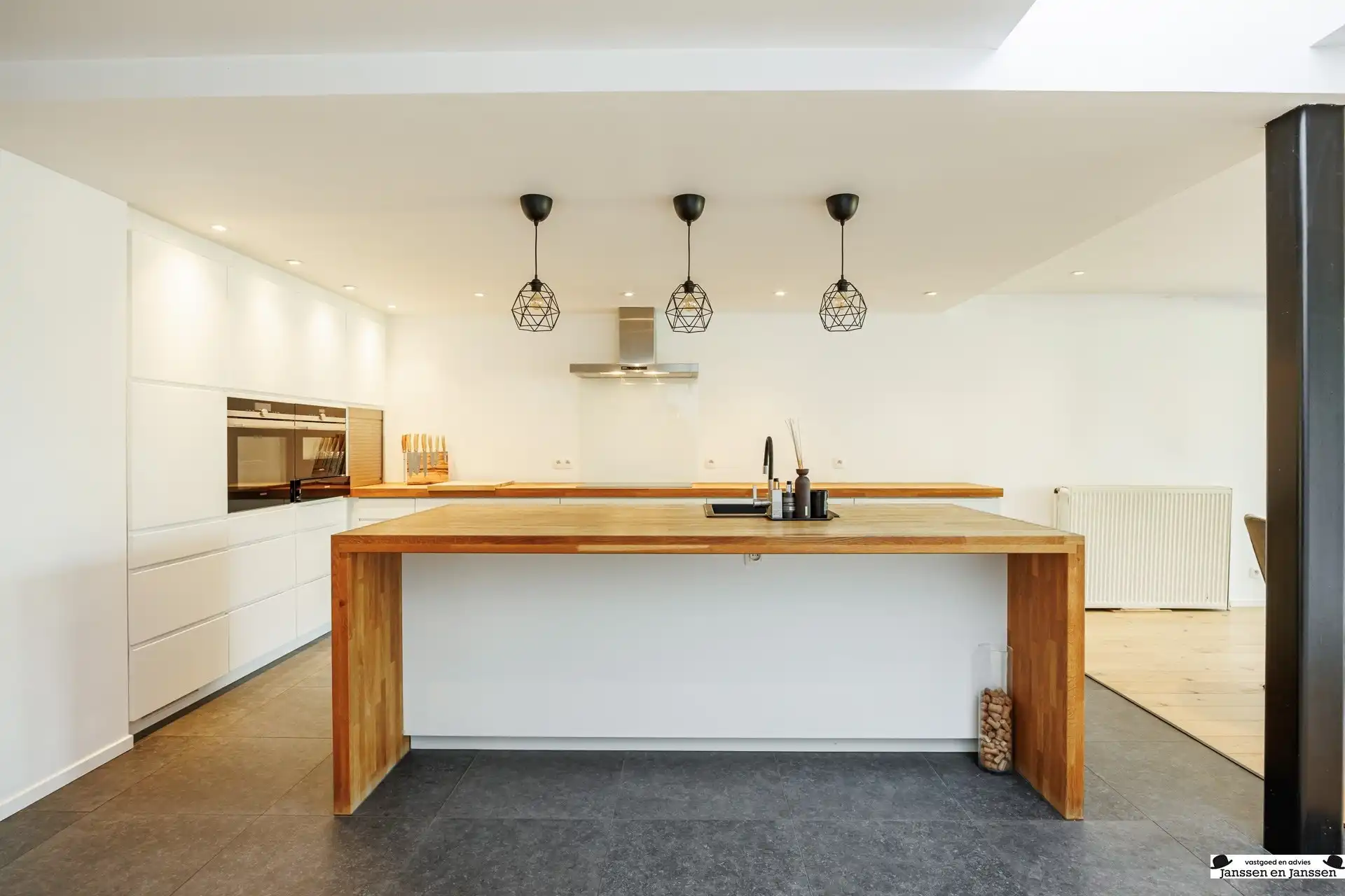 Prachtig gerenoveerde woning met 4 slaapkamers, garage en zonnige tuin foto 2