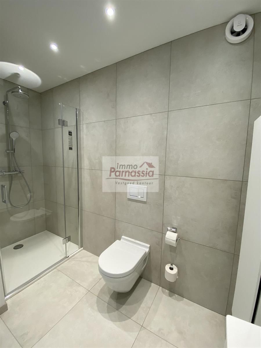 Volledig gerenoveerd appartement met gemeenschappelijke tuin foto 12