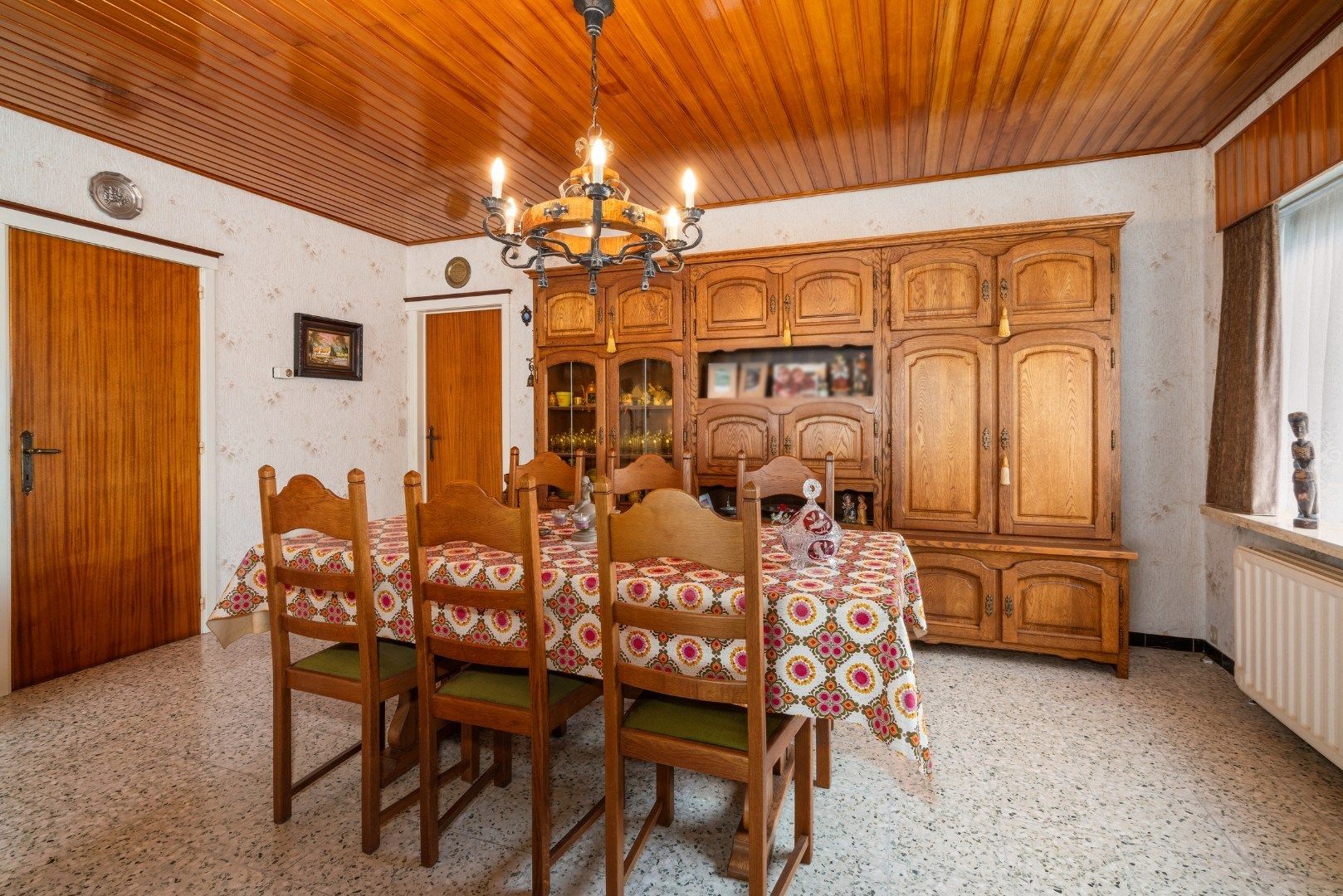 Te renoveren gelijkvloerse villa op een royaal perceel van 745 m² in de Warandestraat 65 – solide basis met groeipotentieel foto 3