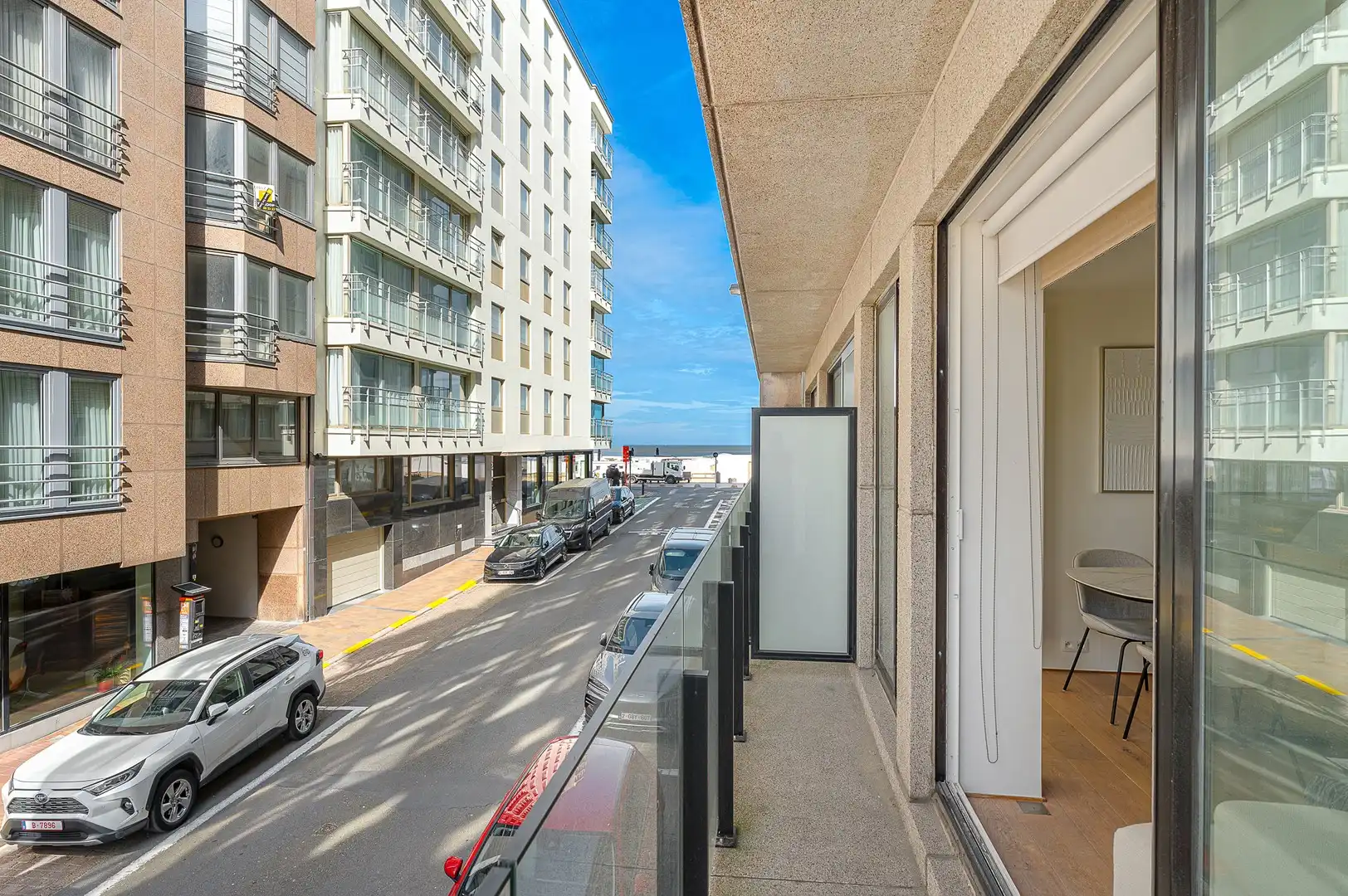 Hedendaags appartement genietend van zijdelings zeezicht, vlakbij de zee. foto {{pictureIndex}}